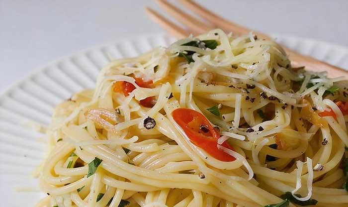 10-Minute Garlic Noodles When You're Too Tired to Cook